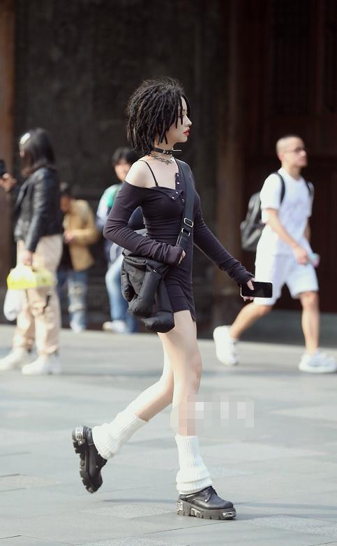街拍:脏辫美女穿斜露肩紧身连衣短裙,皮鞋配小腿袜撩人十足插图 街拍:脏辫美女穿斜露肩紧身连衣短裙,皮鞋配小腿袜撩人十足插图
