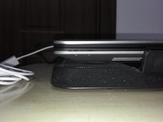 我的戴尔笔记本电脑关上前盖两边的缝隙不一样