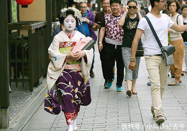 日本人在上海旅游,想买西瓜却遭到了拒绝,老板