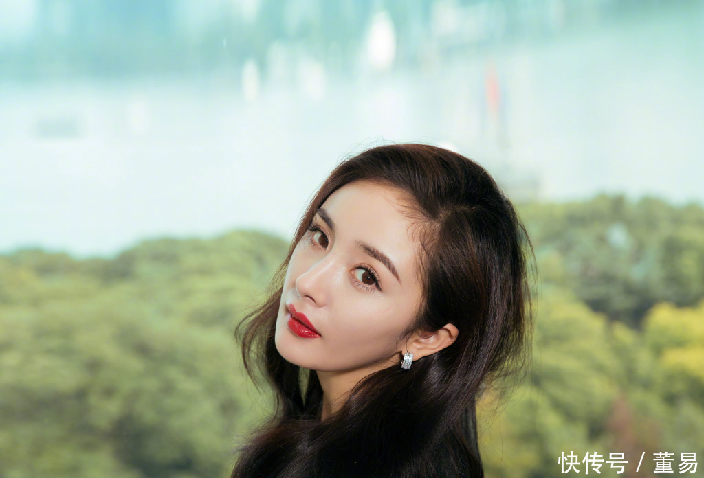 杨幂参加跑男剧照流出,大幂幂身穿粉红色民国