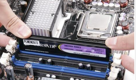 电脑开不了机,电源打开后显示灯成黄色一闪一