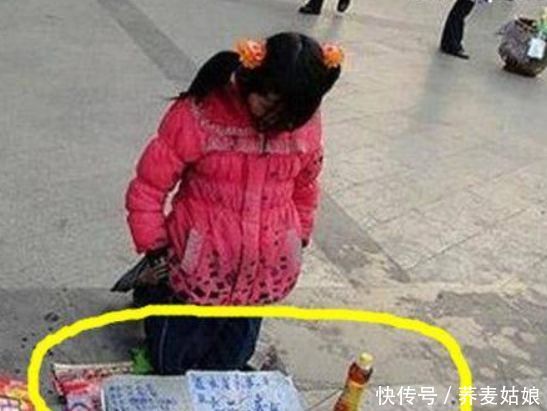 女子低头行为古怪在路边乞讨，抬头后被路人拍下，结果让人傻了眼