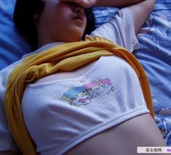 有没有初中女生小背心里面的图片,穿着的也行