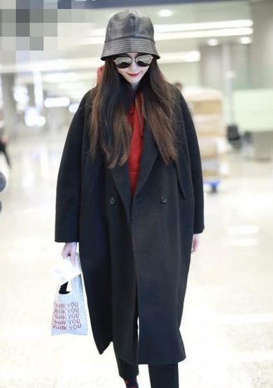 唐嫣穿搭很时尚, 小白鞋配上红豆袜子, 结了婚依