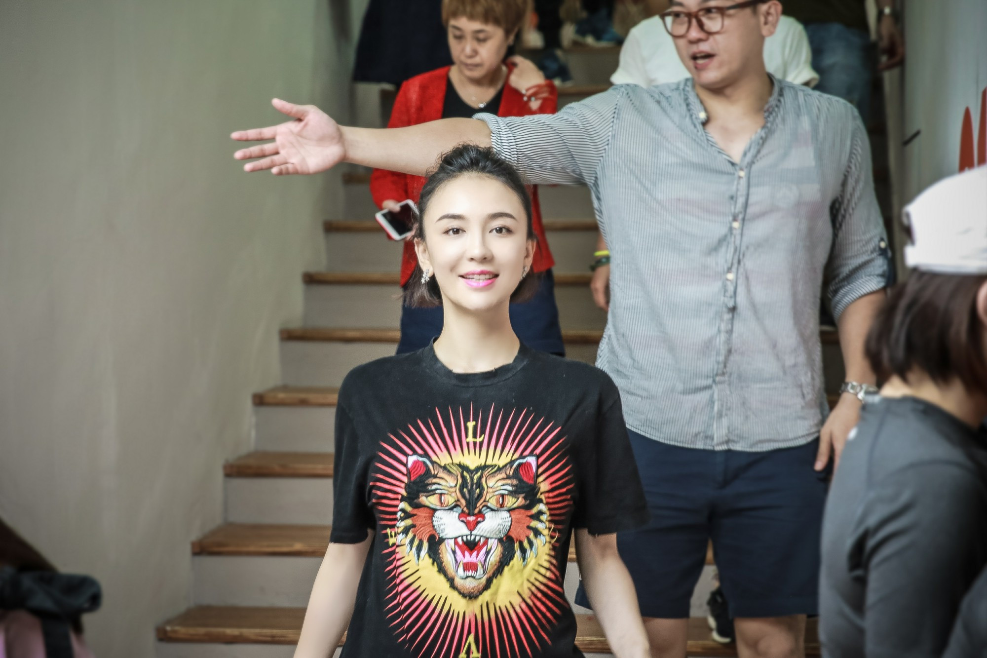 吕佳容出席活动变健身达人 言传身教运动新能量