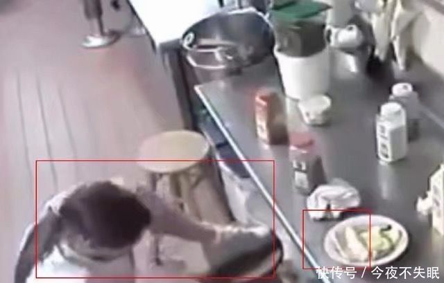 服务员端错菜品,客人破口大骂,服务员没有还口