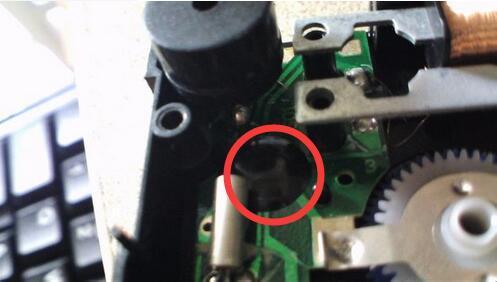 摇控器电路板上的大黑点是cpu吗?