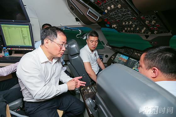 飞行员工作时间 t01b2f05549718e8714.jpg?size=560x373