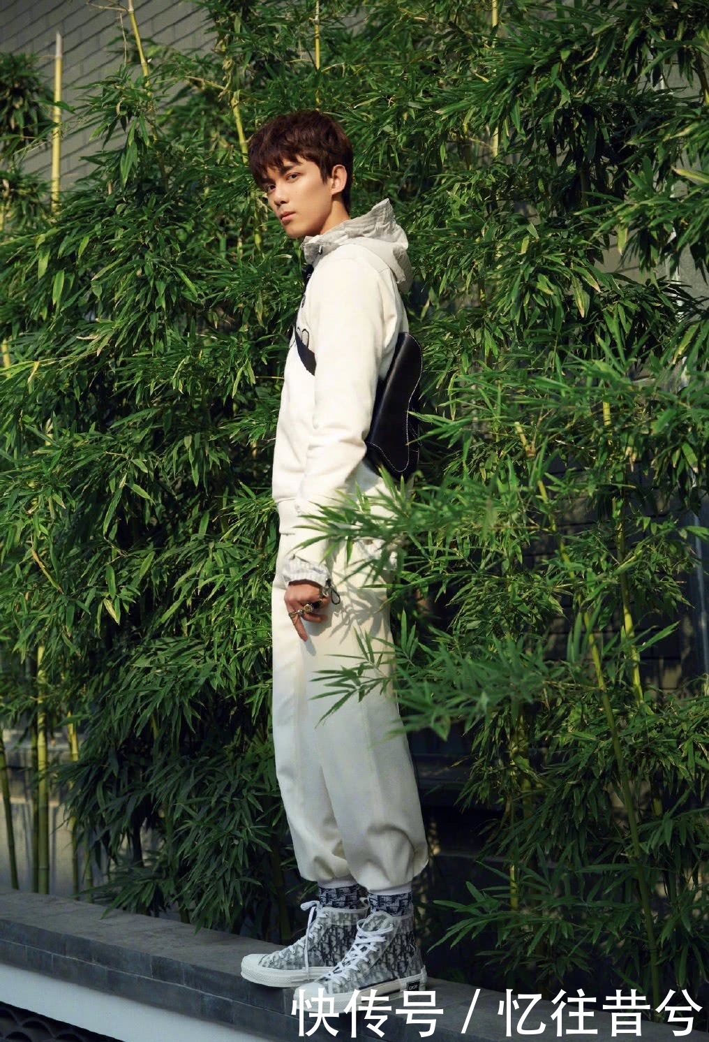 吴磊有多喜欢这双袜子?扎裤脚露在外面不说,就