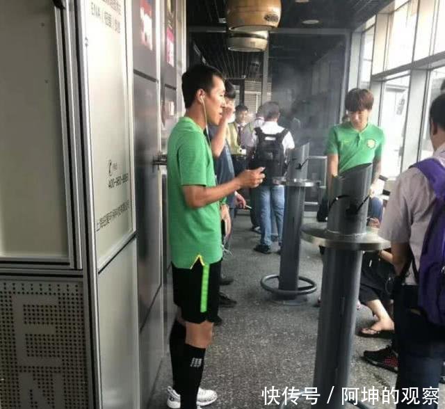 快活似神仙! 中乙职业足球运动员烟瘾发作, 在