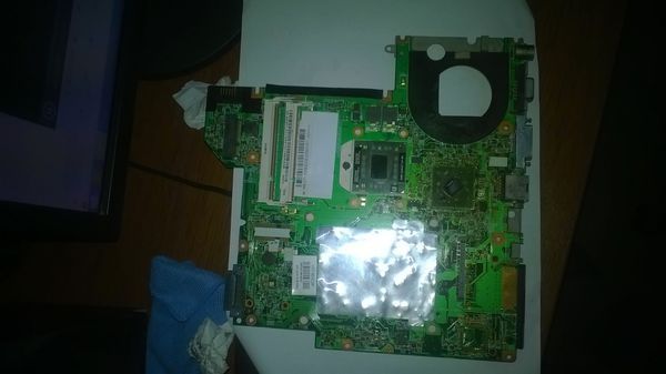 下面的图是我HP V3500 的笔记本主板的照片,