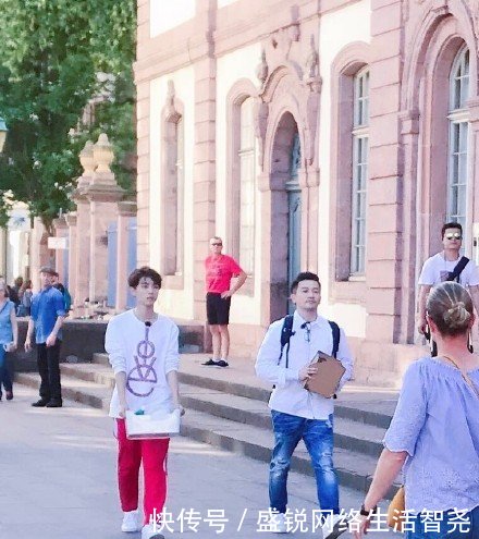 网友偶遇赵薇舒淇录节目,无修图路透照流出,两