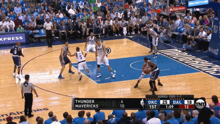 个假动作后直插篮下,安德森反应过来了,但是他的速度明显要慢阿杜半拍