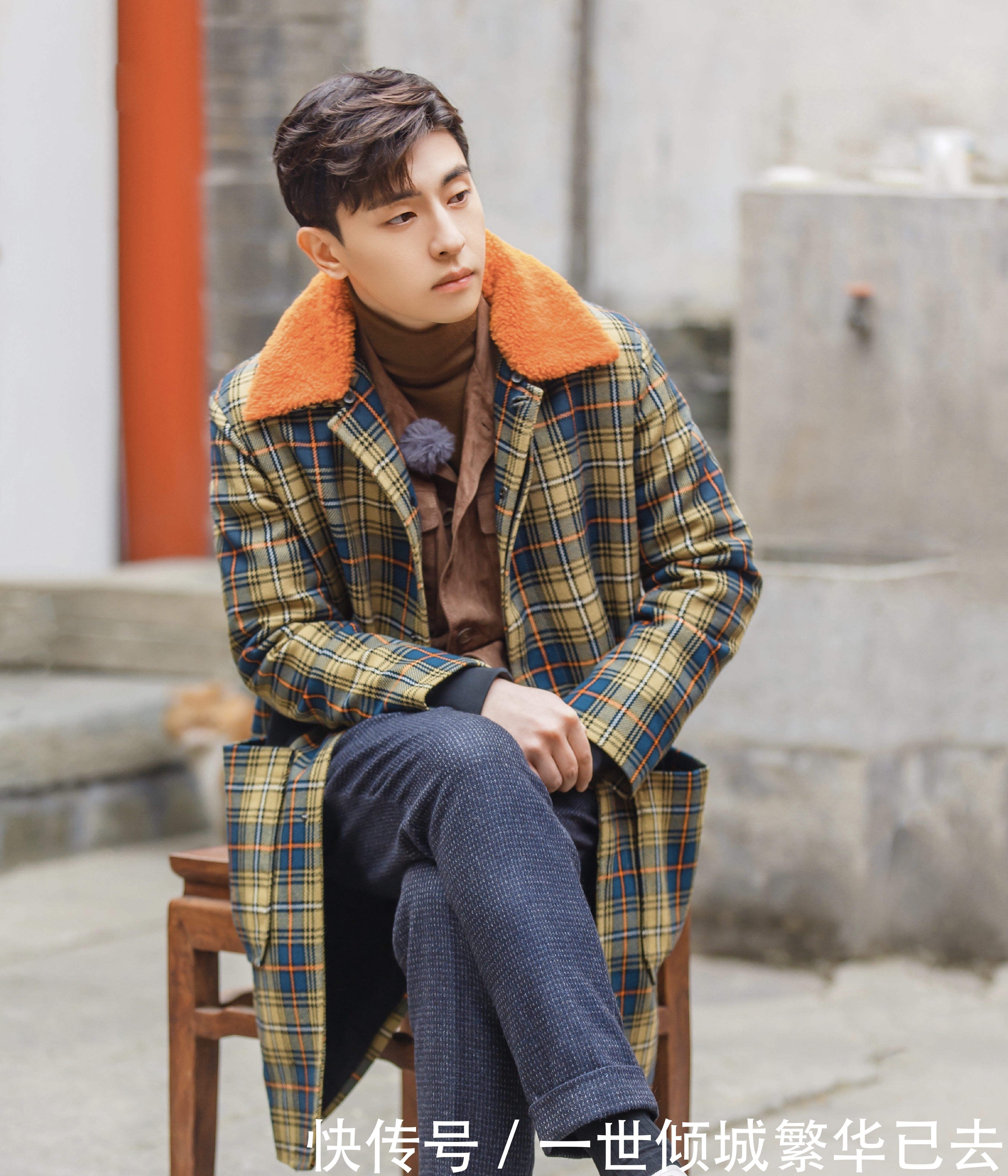 邓伦一袭长风衣显型男范,手握麦克风姿势成了