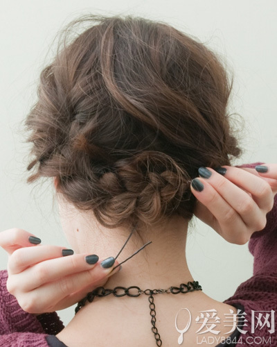 <em>中长发</em>怎么扎好看温婉<em>编发</em>显成熟_360问答