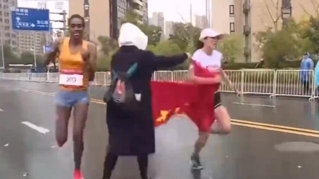 冲线前必须给选手递国旗专业人士志愿者宣传爱