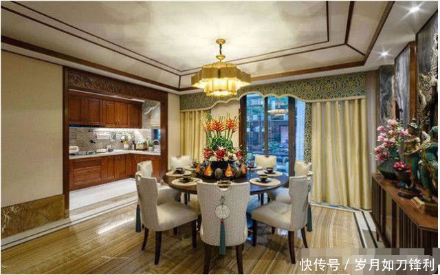 二层别墅装修效果图:餐厅 交流饭桌文化的餐厅,往往能够让人感受到家的温馨与氛围。在这张餐厅装修效果图中,餐厅沿用了客厅的装修风格,选用圆形的餐桌搭配实木布艺的餐椅,简约而又舒适;在餐桌的上方摆放一款极具东南亚风情的装饰物,个性十足;丰富的软装搭配、明亮的色彩呈现,让这个别墅餐厅变得极具风味。