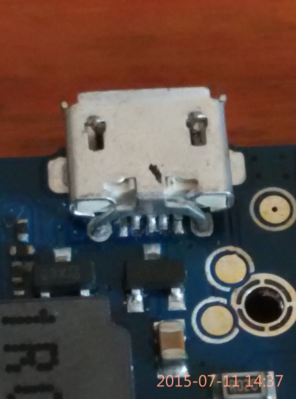 请问如何焊接,小米充电宝,充电接口!图上中间的