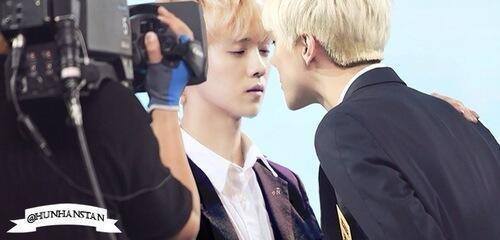 鹿晗和世勋接吻照片_360问答