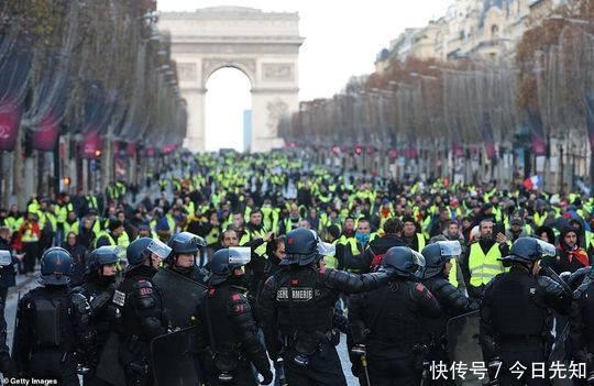 法国再现第四轮黑色星期六 12.5万人游行上千