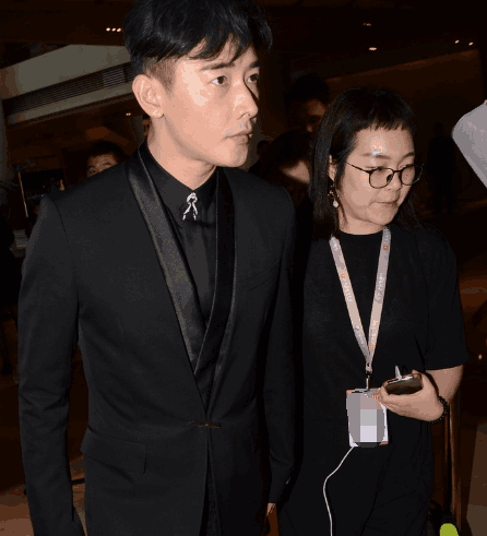 罗晋与女助理亲密挽手, 看到镜头立马黑脸, 不体