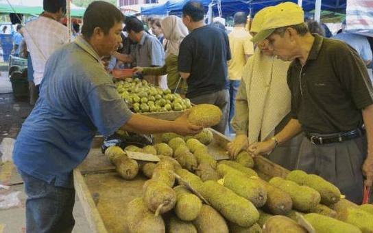中国人到泰国旅游,买了5个榴莲10个芒果,结账时愣住了!