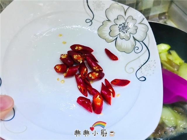 这菜清淡爽脆，爽而不硬，配上它一起炒巨好吃