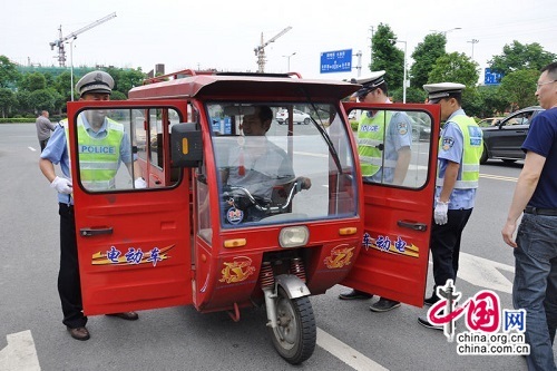 湖南常德联合执法整治电动三轮车非法上路拉客