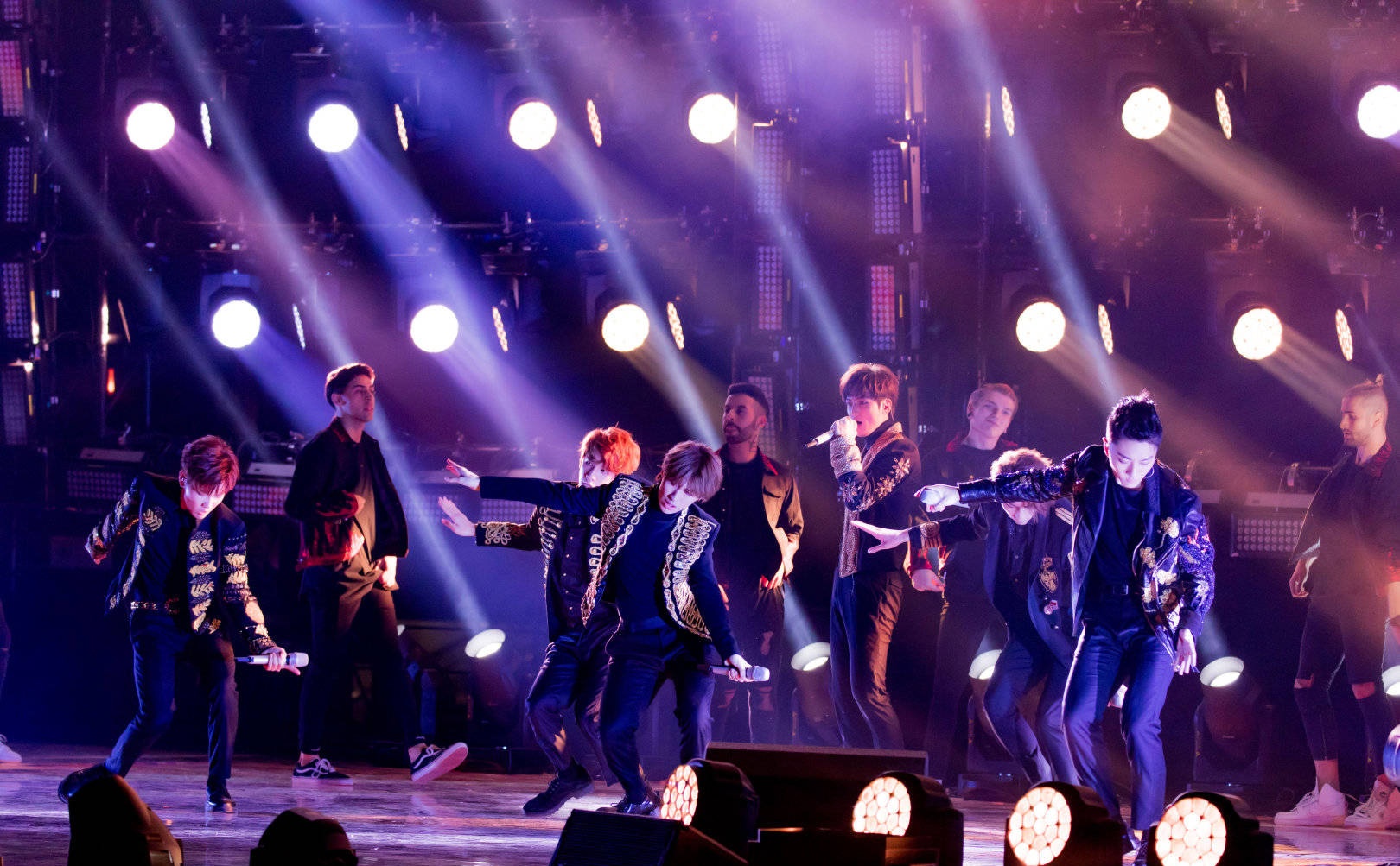 C.T.O男团亮相跨年演唱会 帅气造型实力舞台引尖叫