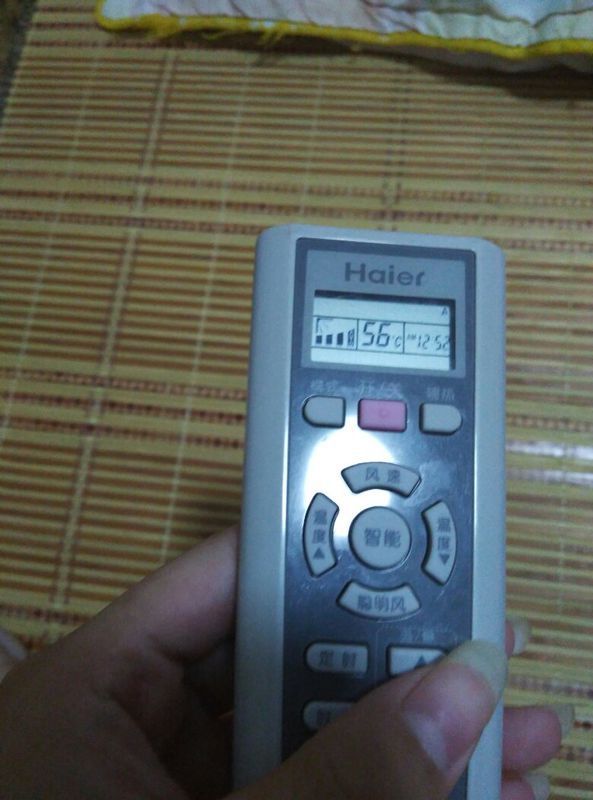海尔空调遥控器右上角信号发射图标右边显示A