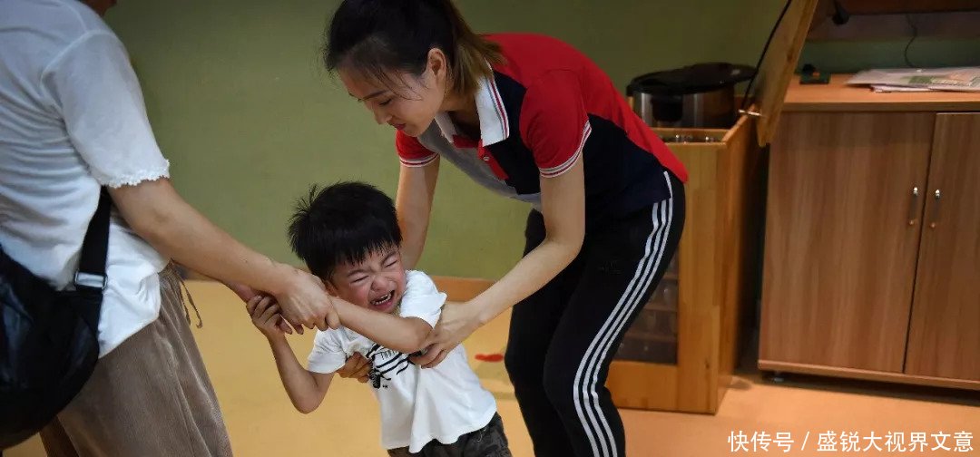 开学第一天满是悲情戏,妈妈被搂大腿,老师被5