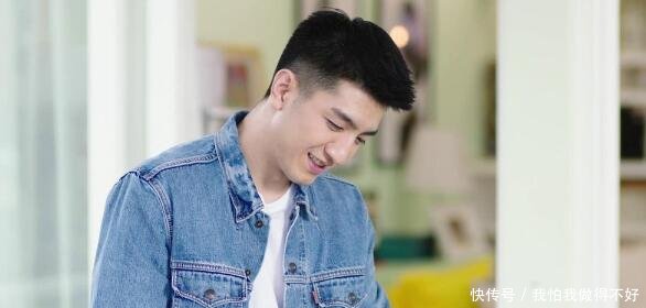 赵丽颖躺金瀚怀中,谁注意金瀚的手了真实人品