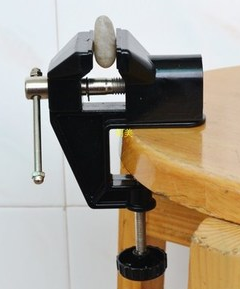 台钳是怎么固定到工作台上的_360问答