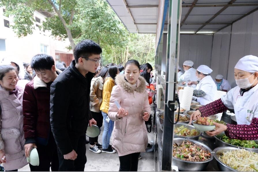 在学校食堂准备吃饭的两对"学生夫妻.