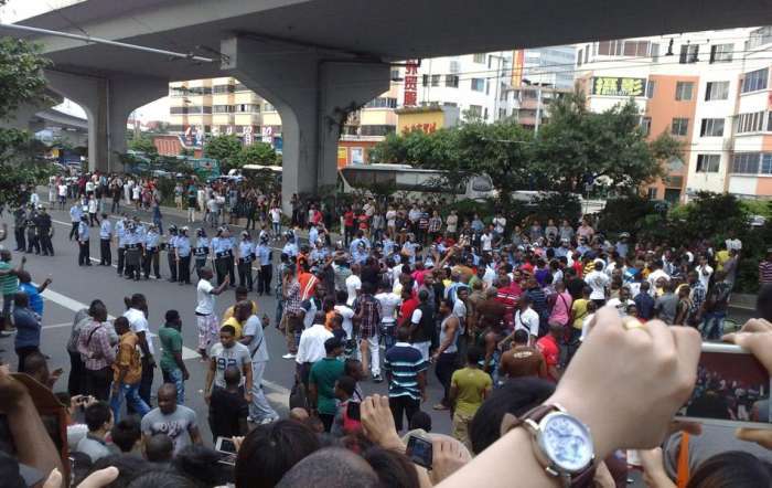 中国夫妇在西班牙地下室开餐馆, 招牌都还没挂