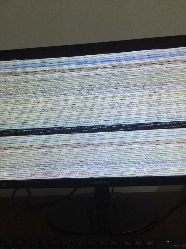 电脑开机什么都看不到,有时黑屏有时出现彩色