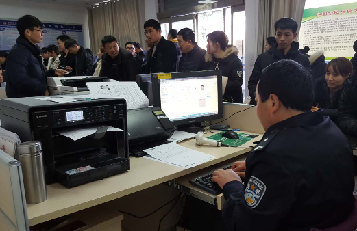周口沈丘出现节后办理护照高峰 一天办理400余