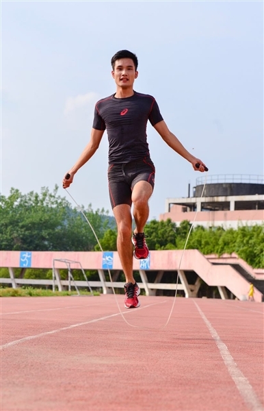 早晨跳绳半小时,晚上夜跑7公里左右,健身一小