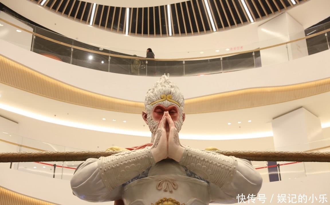 西安商场图集孙悟空雕塑,引人停足观看!
