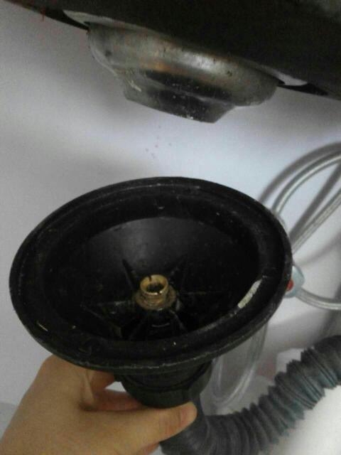 洗碗池的漏水的地方坏了。吸不住了。应该换哪