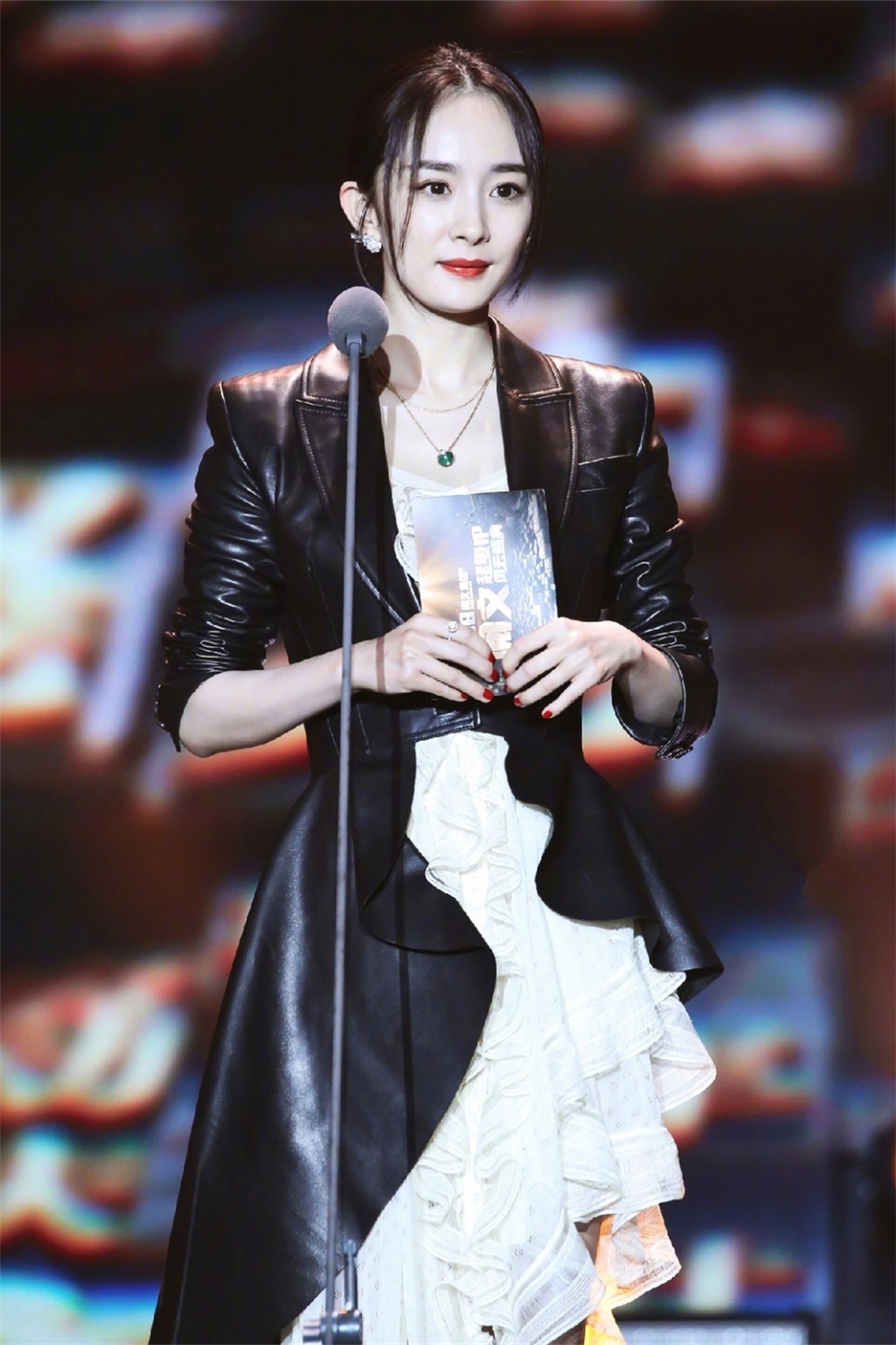 2019第一战杨幂皮裙霸气冷艳,李沁清新不输宋