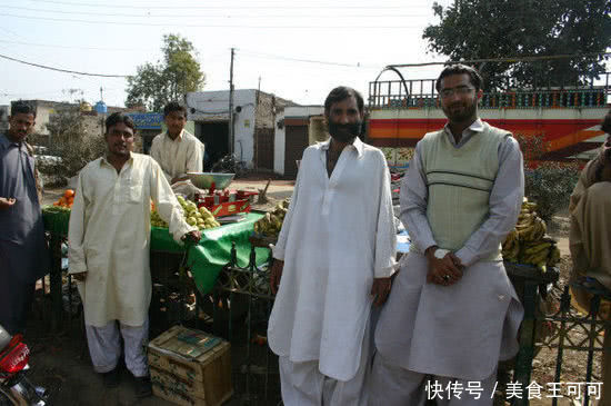 巴基斯坦小伙来中国,见人就说你好,中国人的反应却让他尴尬!