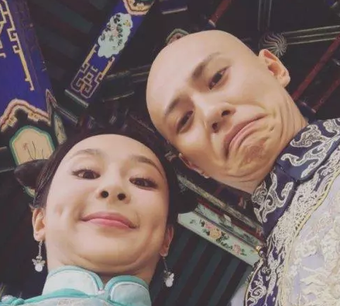 杨紫和秦俊杰真分手了！疑似被绿？男方和某小花摸脸，吃饭，玩暧昧？