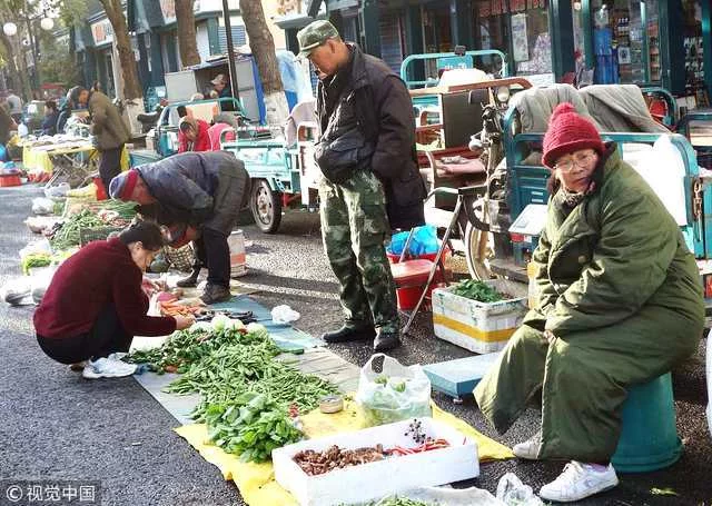 黑龙江黑河迎来霜冻天气 市民穿棉军大衣、羽绒服外出