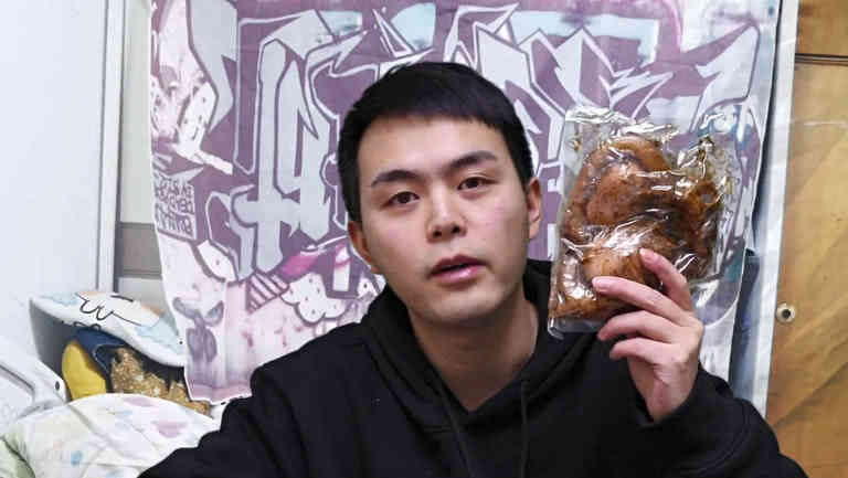 小伙作死挑战吃牛鞭,第一口是错觉,吃完几口