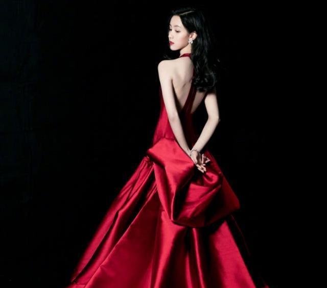 曾以为陈都灵只能走清纯路线,看到她化浓妆穿红裙时,这才叫绝美