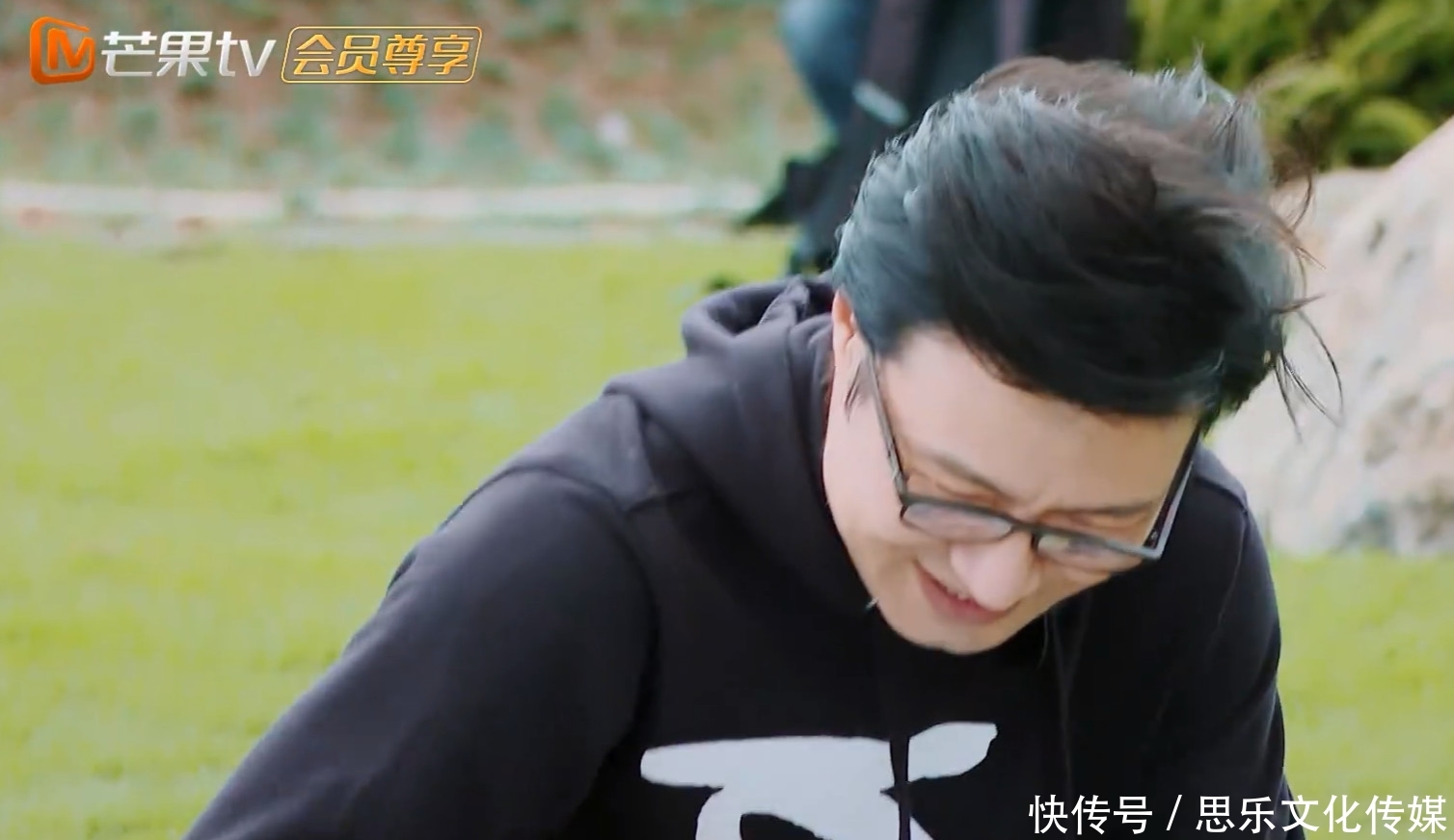 章子怡包文婧玩游戏摔倒,谁注意汪峰下意识的