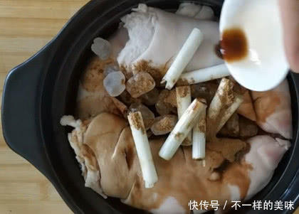 猪脚怎么煲汤好吃又营养 t01bc65cdf9f0f081e0.jpg
