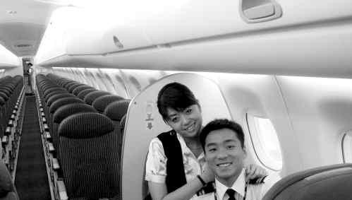乘务长卢璐和丈夫空乘周宾浩生前在飞机上的合影