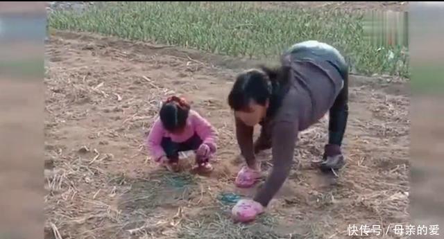 妈妈满足残疾的爷爷